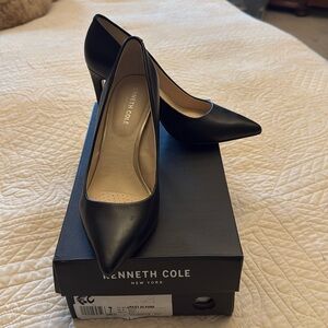 Kenneth Cole Riley 85 black leather pumps.  Like new. Size 7